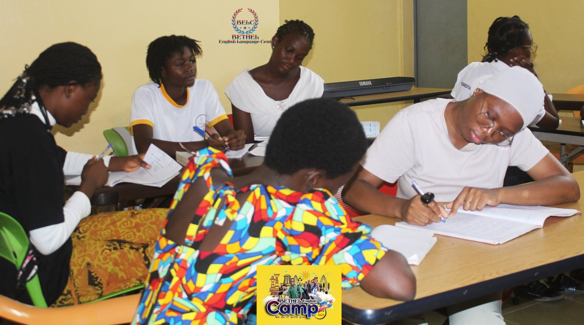Apprenantes en exercice d’écriture pendant le camp