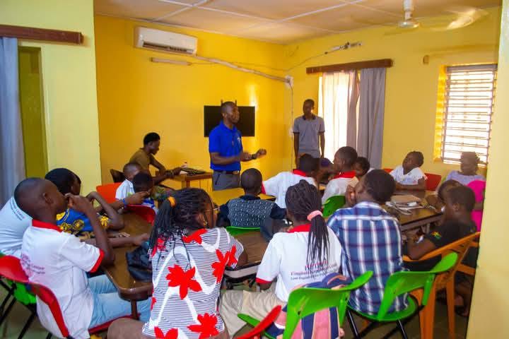 Cours en groupe dans une salle Bethel