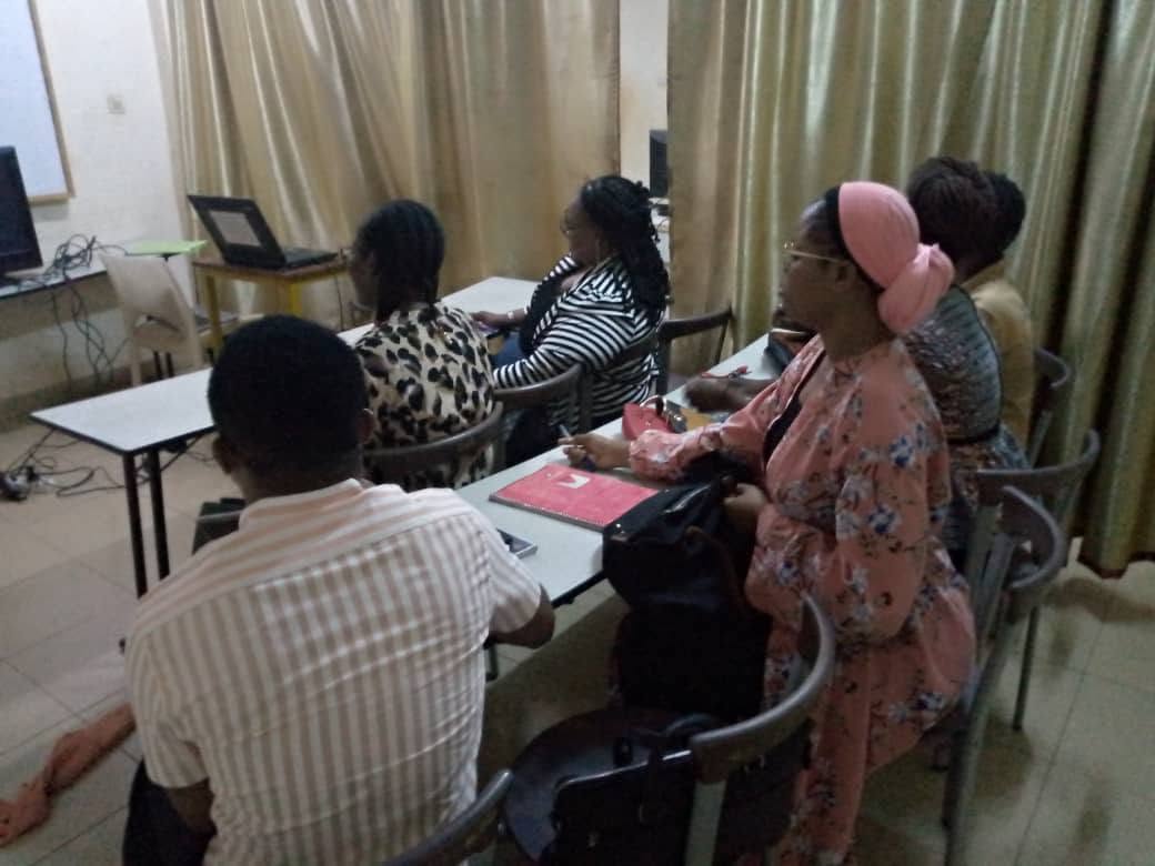 Apprenants en cours sur ordinateur