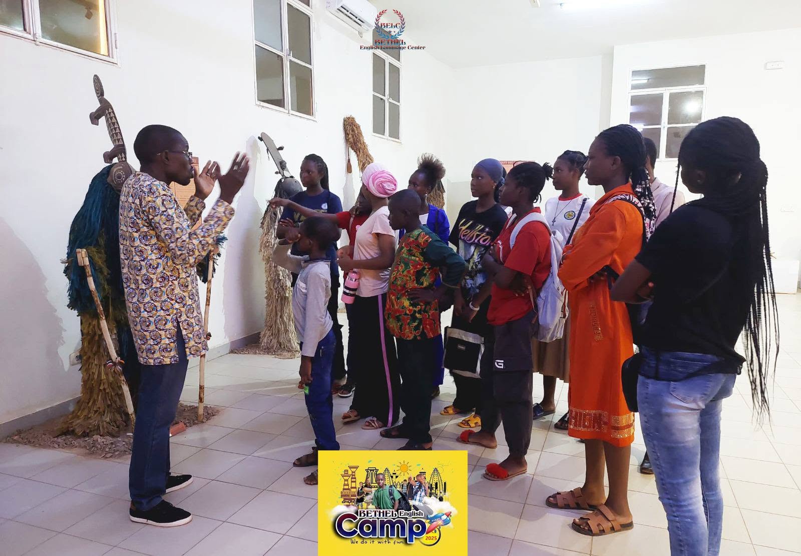Visite culturelle au musée pendant le camp